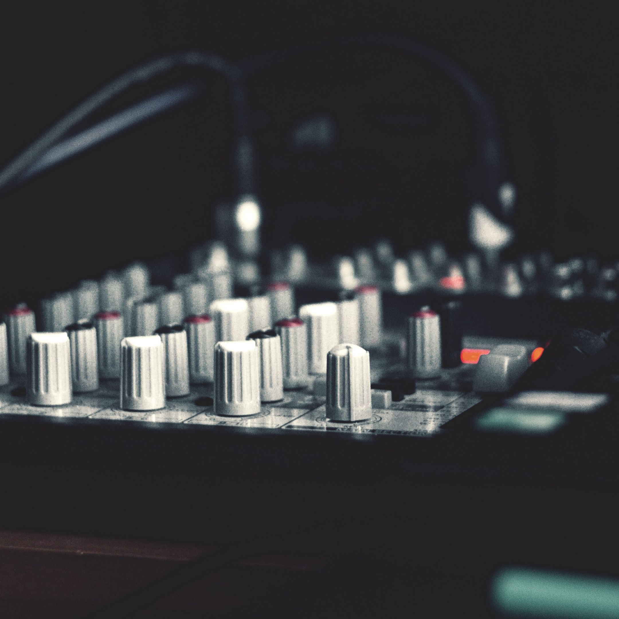 Динамики в музыке. Dj за пультом. Поставь музыку 4. Диджейский пульт max dj 305. Диджейская.